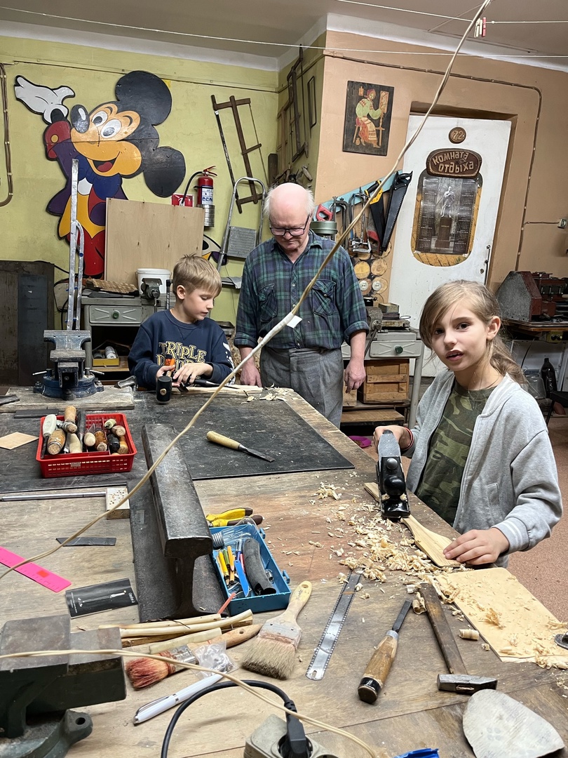 В мастерской клуба «Форпост» начались занятия.