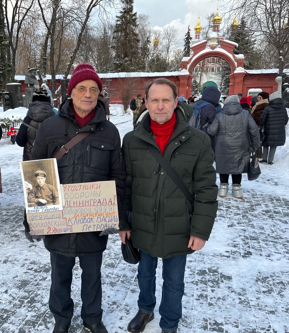Акция на Новодевичьем кладбище.