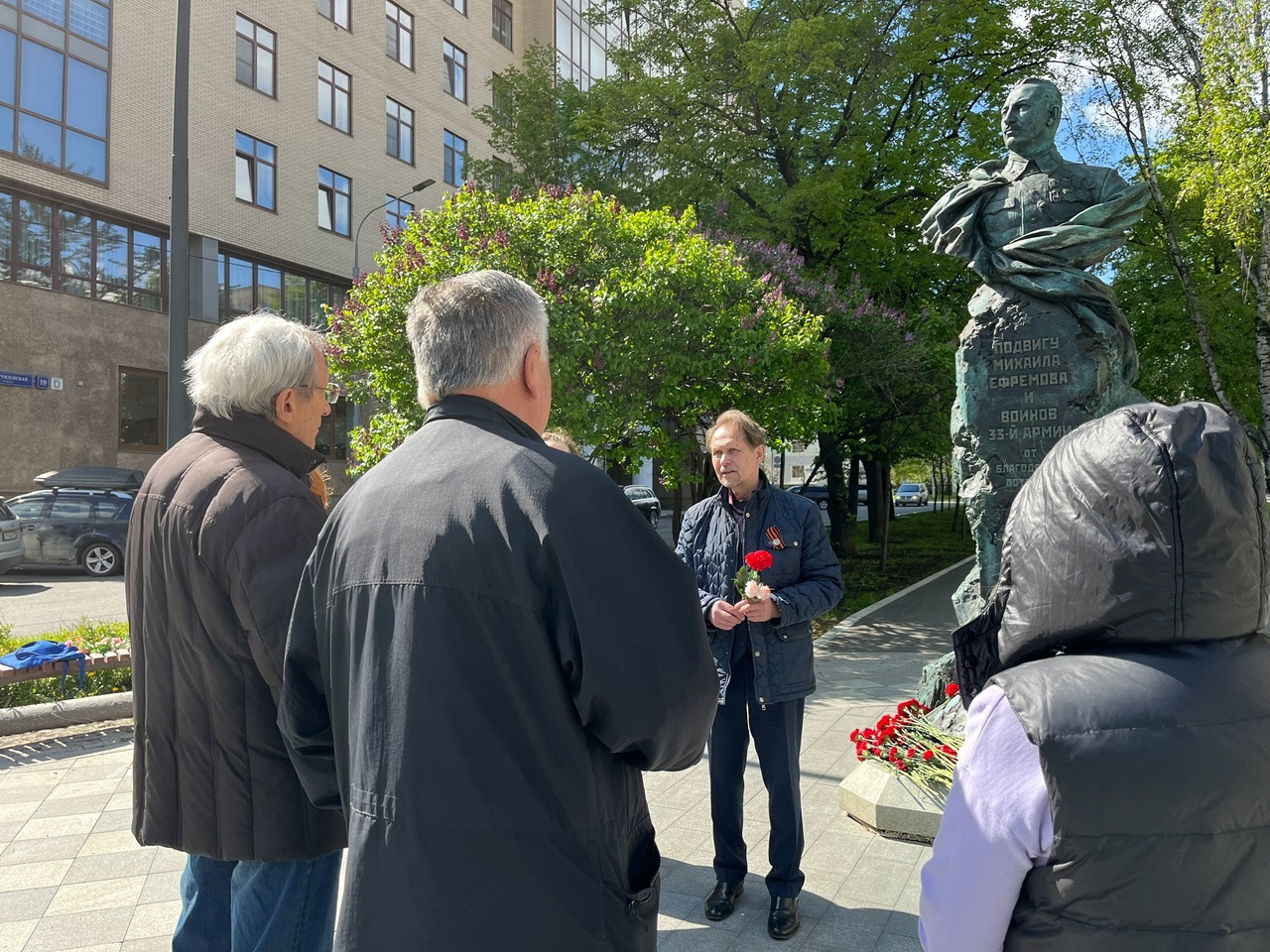 К памятнику Михаилу Ефремову вместе с ветеранами.