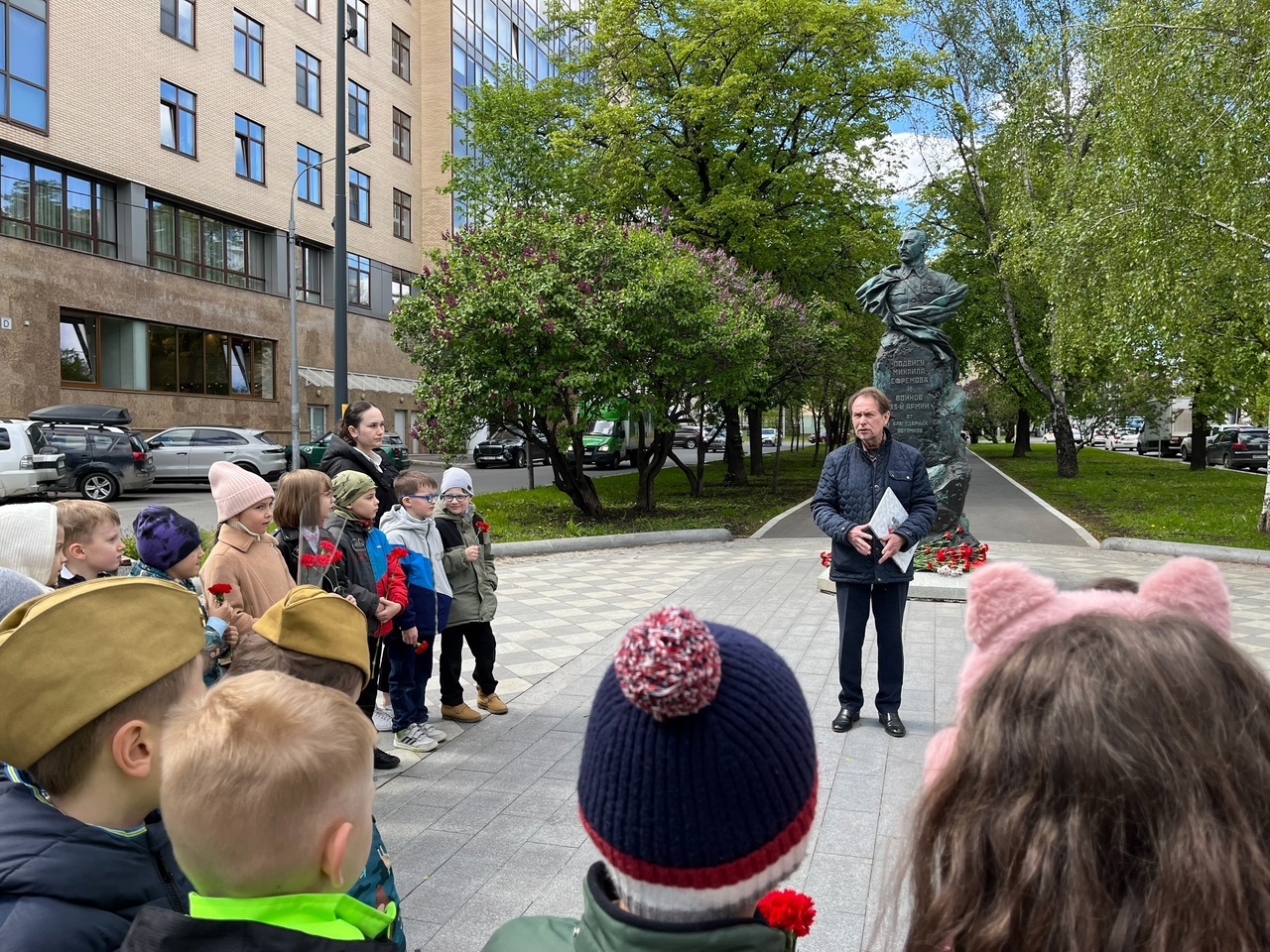 Линейка Хранители памяти у памятника легендарному командарму 33 Армии Михаилу Ефремову