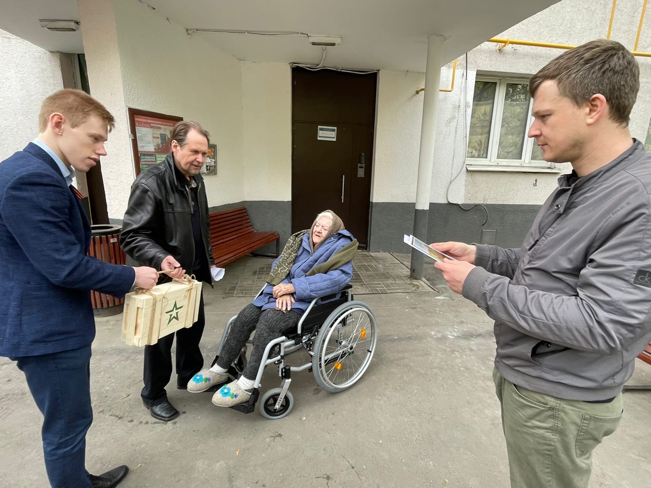 Руководство «Форпоста» поздравило с праздником Победы ветеранов Великой Отечественной войны, жительниц Хамовников.