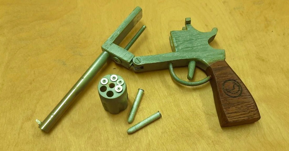 Ковбойский револьвер Кольт из дерева