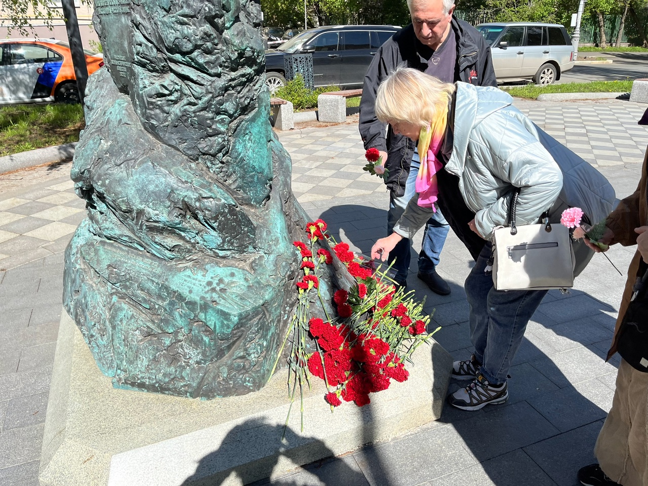 К памятнику Михаилу Ефремову вместе с ветеранами.