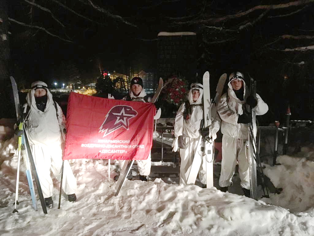 Ночной марш-бросок на лыжах по «Дороге жизни» Ладожского озера.