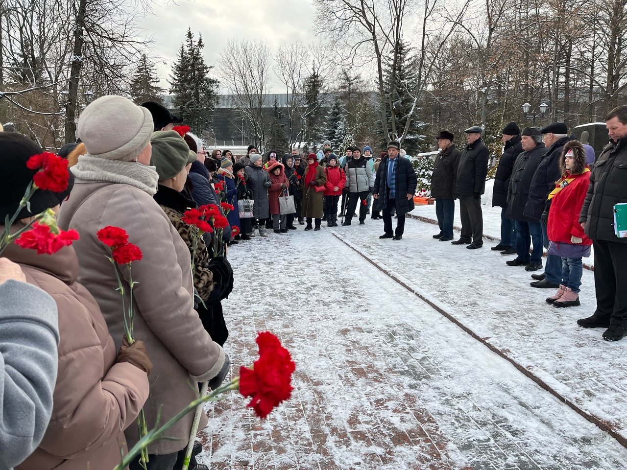 Акция на Новодевичьем кладбище.
