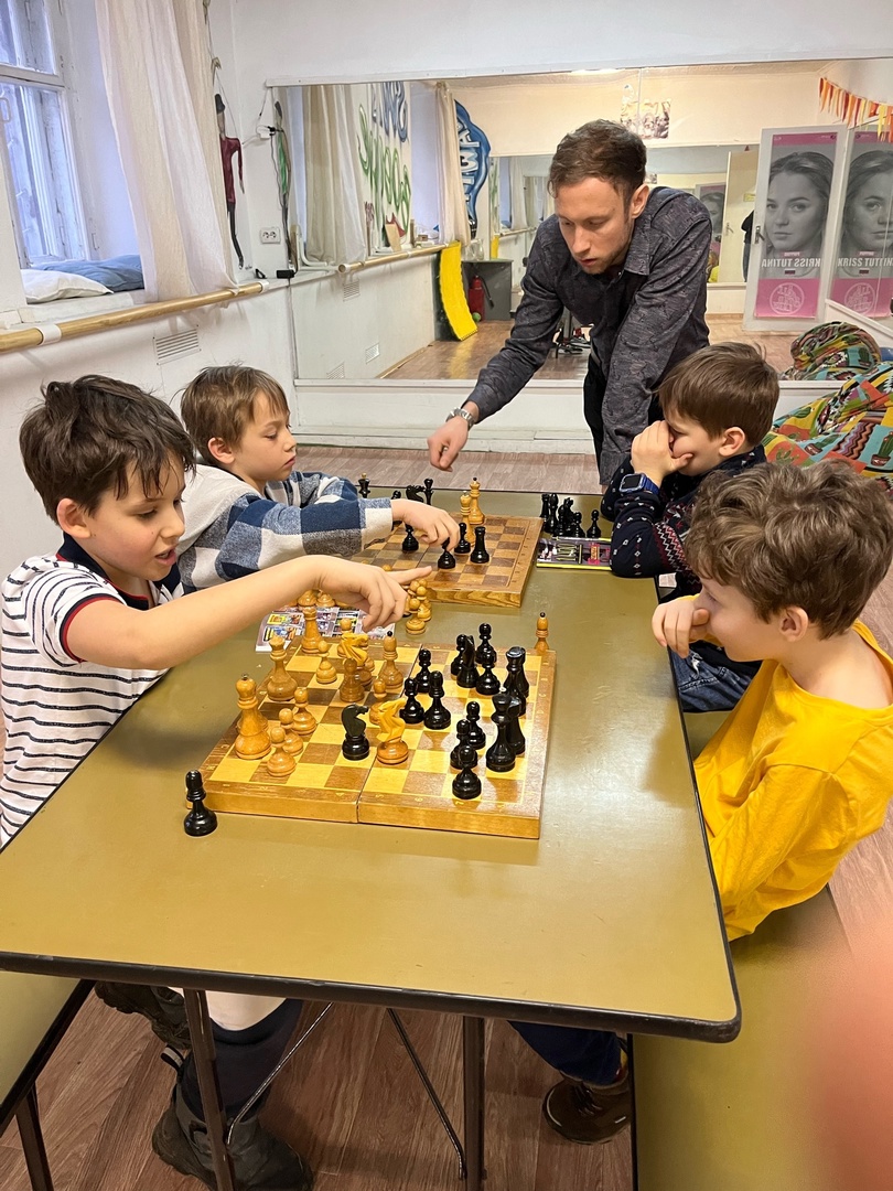 У нас в клубе  занимаются игрой в шахматы.