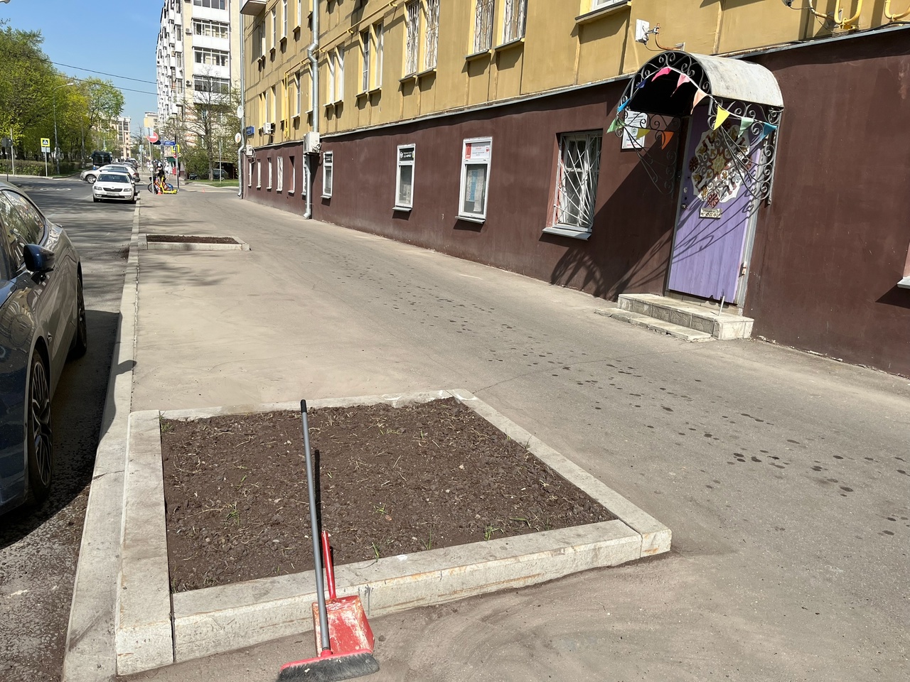 Озеленение перед фасадом клуба «Форпост»