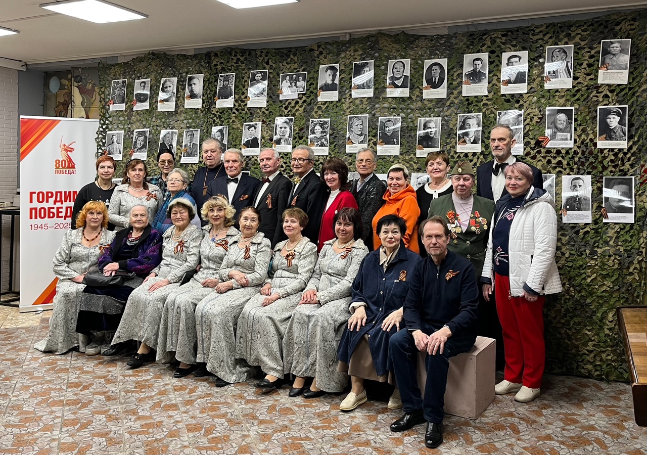 В клубе «Форпост» участники концерта, посвященного 80 летию Победы сделали совместное фото