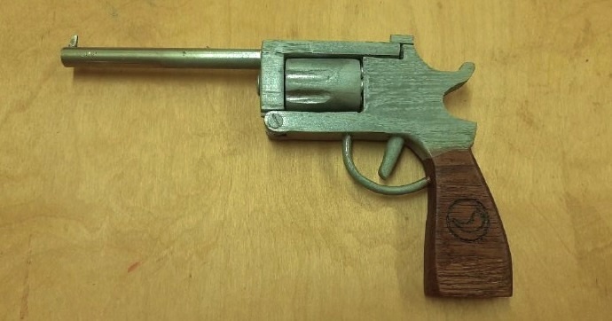 Ковбойский револьвер Кольт из дерева
