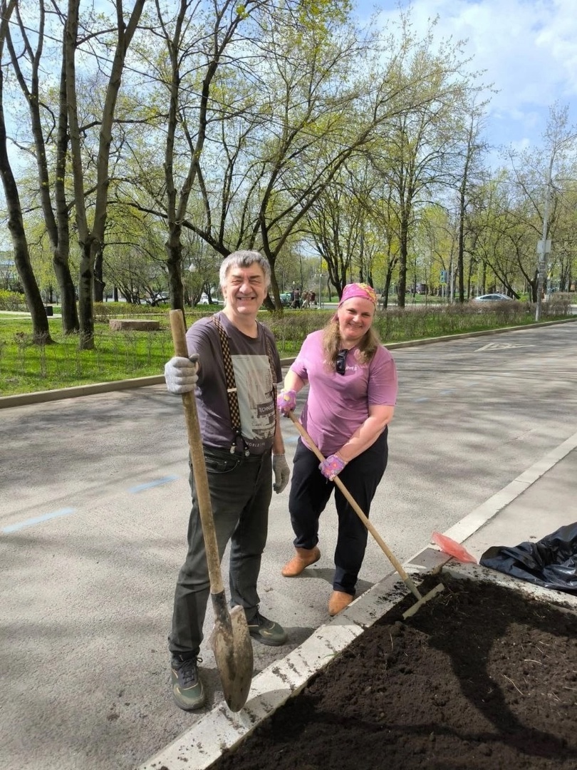 Озеленение перед фасадом клуба «Форпост»
