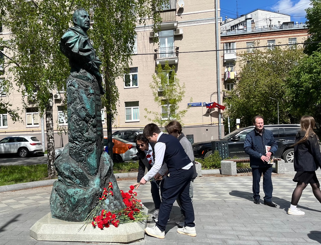 Линейка Хранители памяти у памятника легендарному командарму 33 Армии Михаилу Ефремову