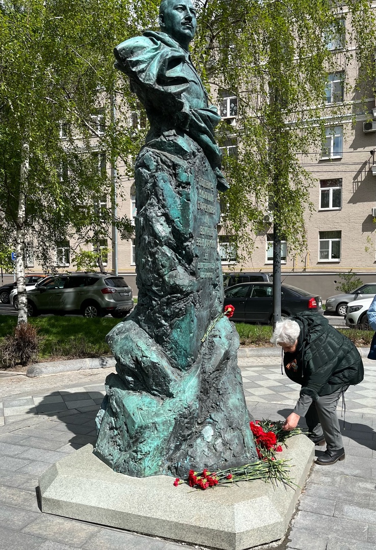 Акция у памятника Ефремова Михаила Григорьевича