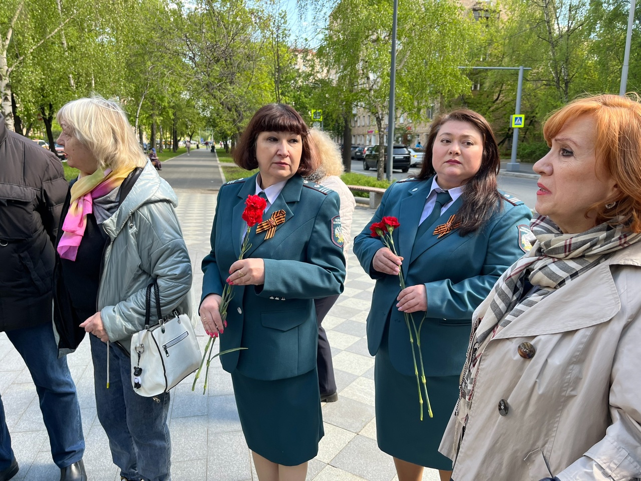 К памятнику Михаилу Ефремову вместе с ветеранами.