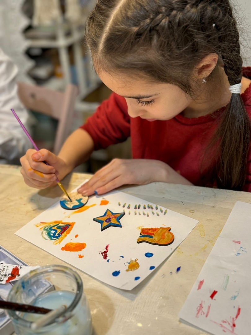 В мастерской ручного творчества «Колибри» прошли занятия, приуроченные великому празднику День Победы.