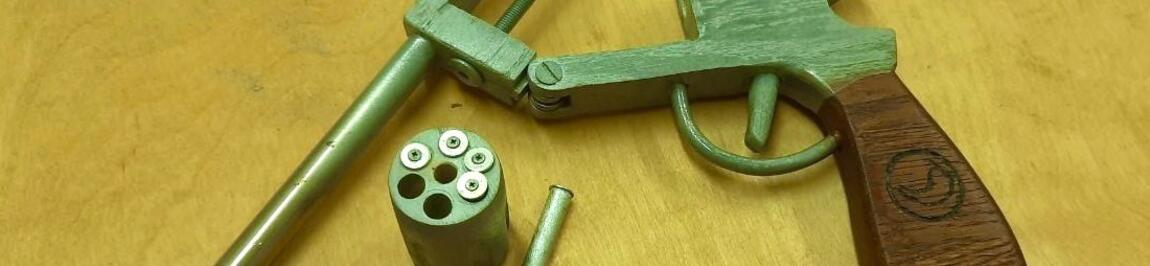 Ковбойский револьвер Кольт из дерева