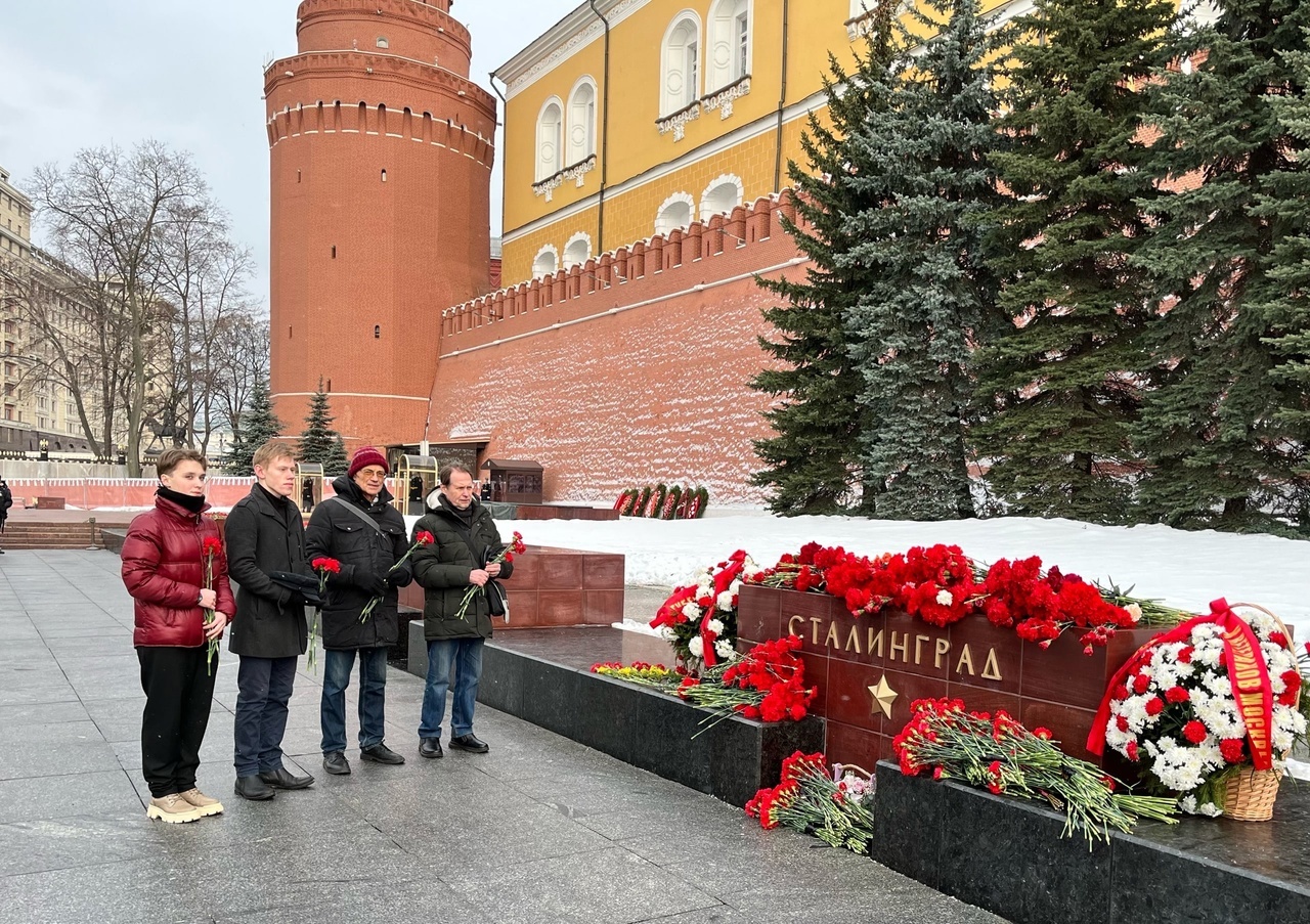 Посещение Аллеи городов Героев и городов воинской Славы у Кремлевской стены