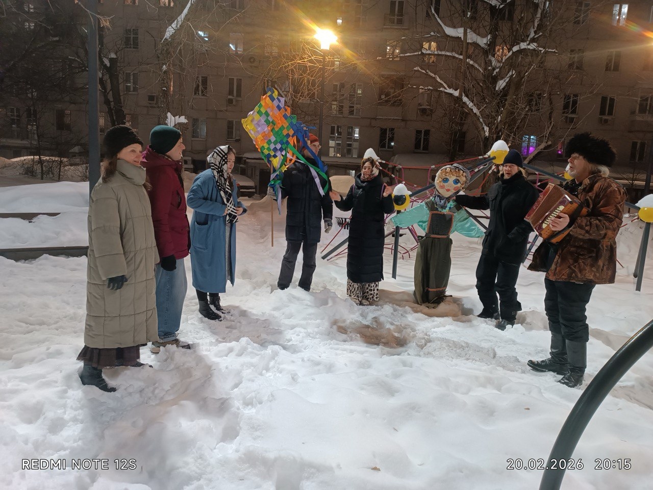 Фольклорный коллектив «Белый Камень»поздравил соседей с Масленицей.