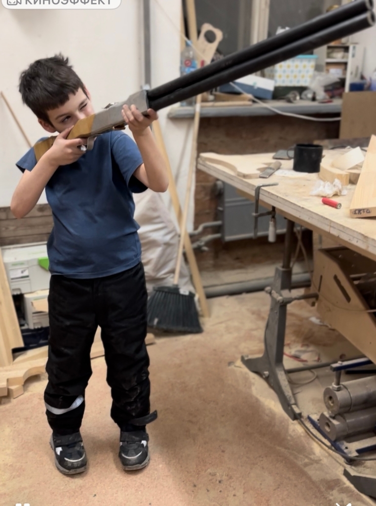 Макет ружья из дерева.