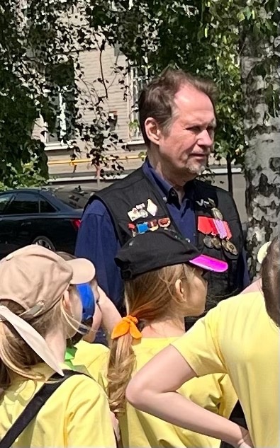 Детской отряд «Арт-каникулы» из клуба «Форпост» провел линейку у памятника легендарному командарму Михаилу Ефремову.
