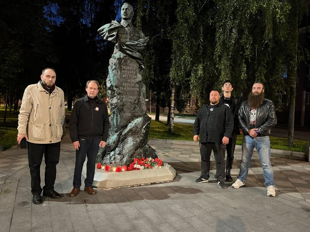 Свечи у памятника легендарному командарму.