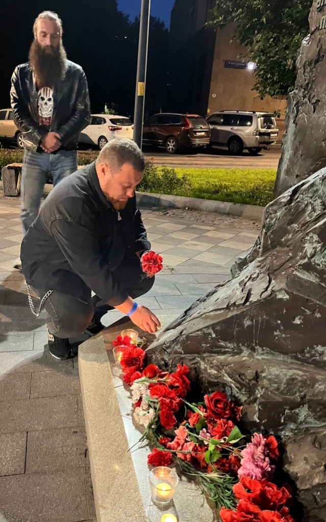 Свечи у памятника легендарному командарму.