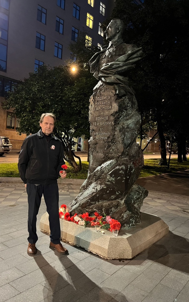 Свечи у памятника легендарному командарму.