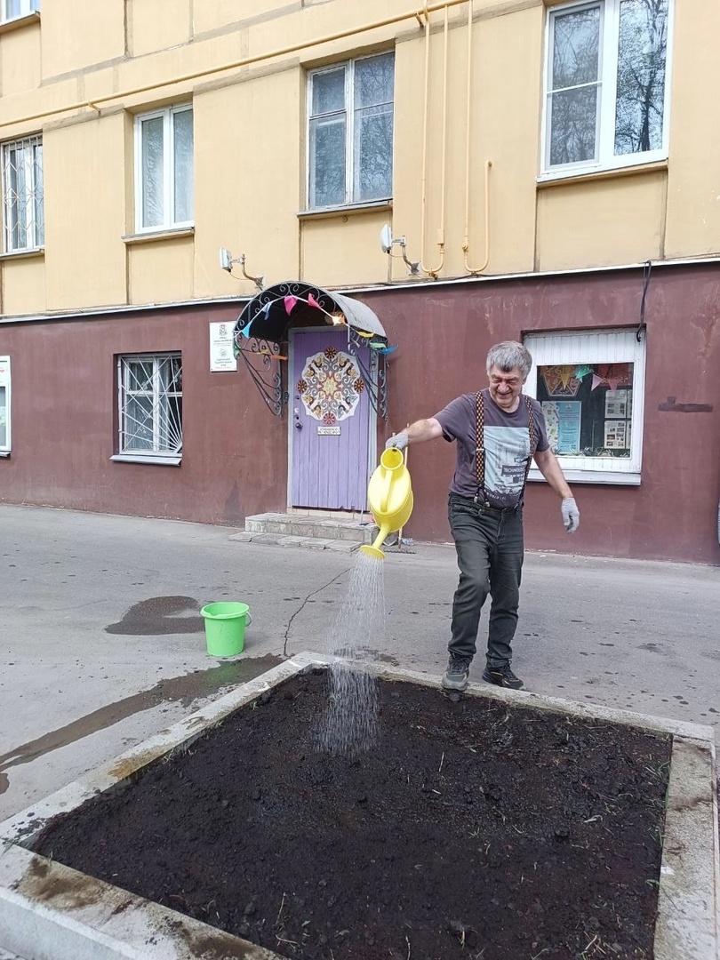 Озеленение перед фасадом клуба «Форпост»