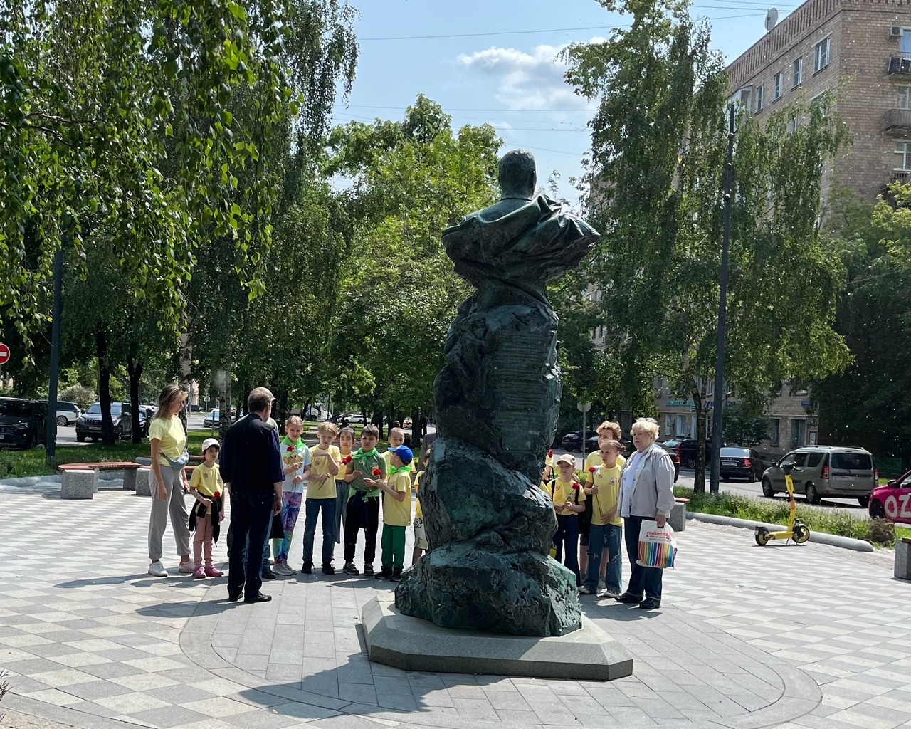 Детской отряд «Арт-каникулы» из клуба «Форпост» провел линейку у памятника легендарному командарму Михаилу Ефремову.