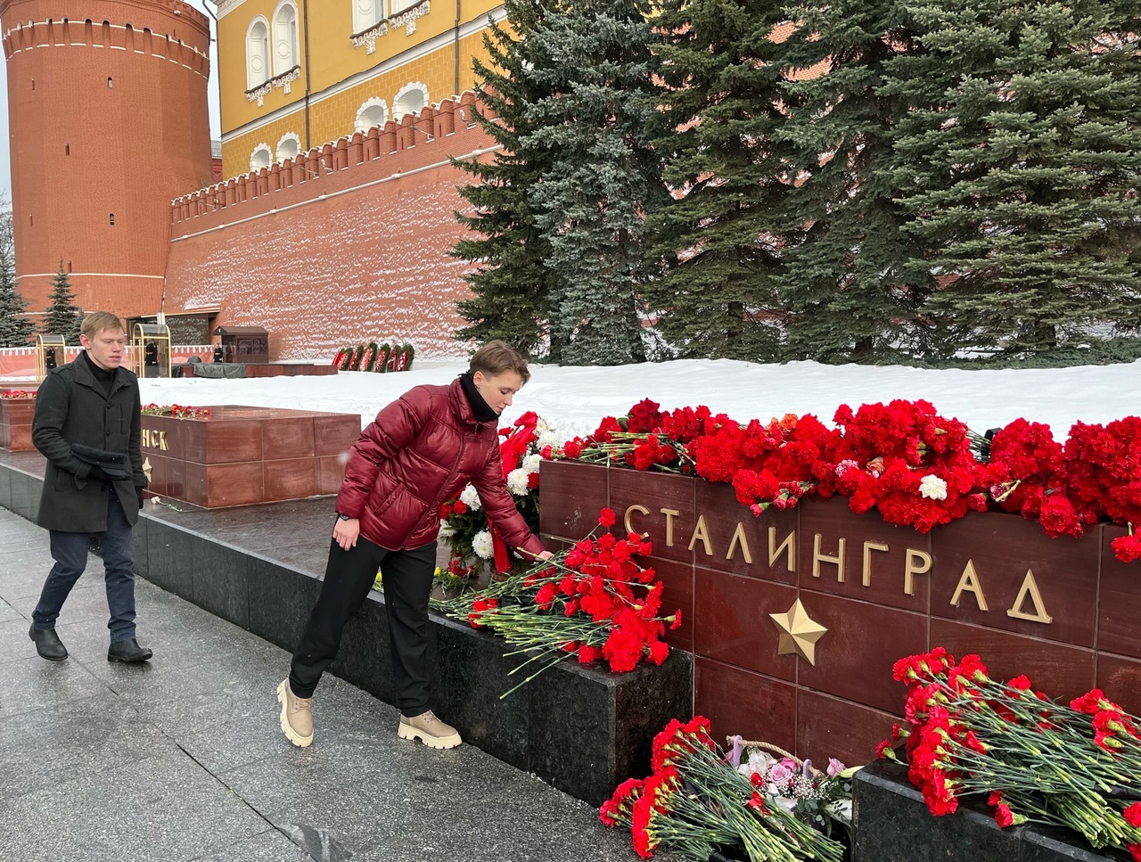 Посещение Аллеи городов Героев и городов воинской Славы у Кремлевской стены