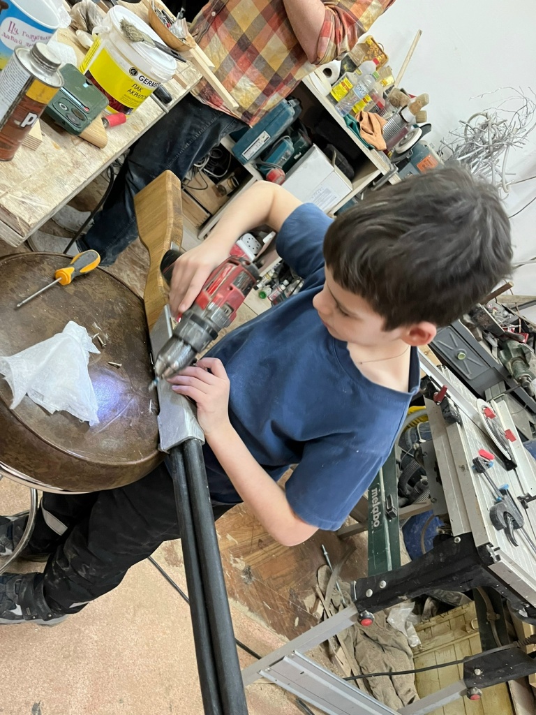 Макет ружья из дерева.